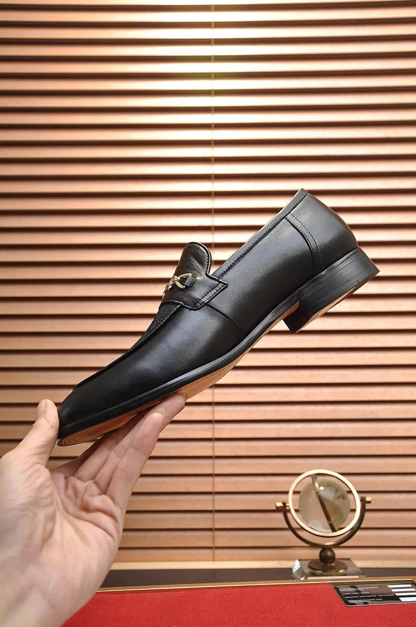 Men's shoes💰500💶Italy's top luxury men's shoe giant (GUCCI) (Gucci) (full cowhide lining) new arrival🍃Original European style🔰 Pleasant to the eye😍In order to make the shoes more durable and non-deformable🌀The production continues to follow traditional methods but there is still no lack of innovation💪Choose original sheepskin for the leather♻️ Smooth and natural And extra bright ⭐Made of imported cowhide, the first choice of rich people 38-45 (45 customized)